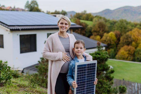 chaffer une maison en bois avec des panneaux solaires